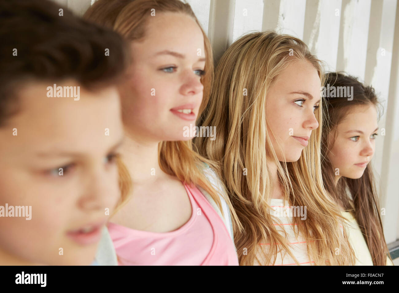 Le tre ragazze e ragazzo guardando fuori dal rifugio Foto Stock