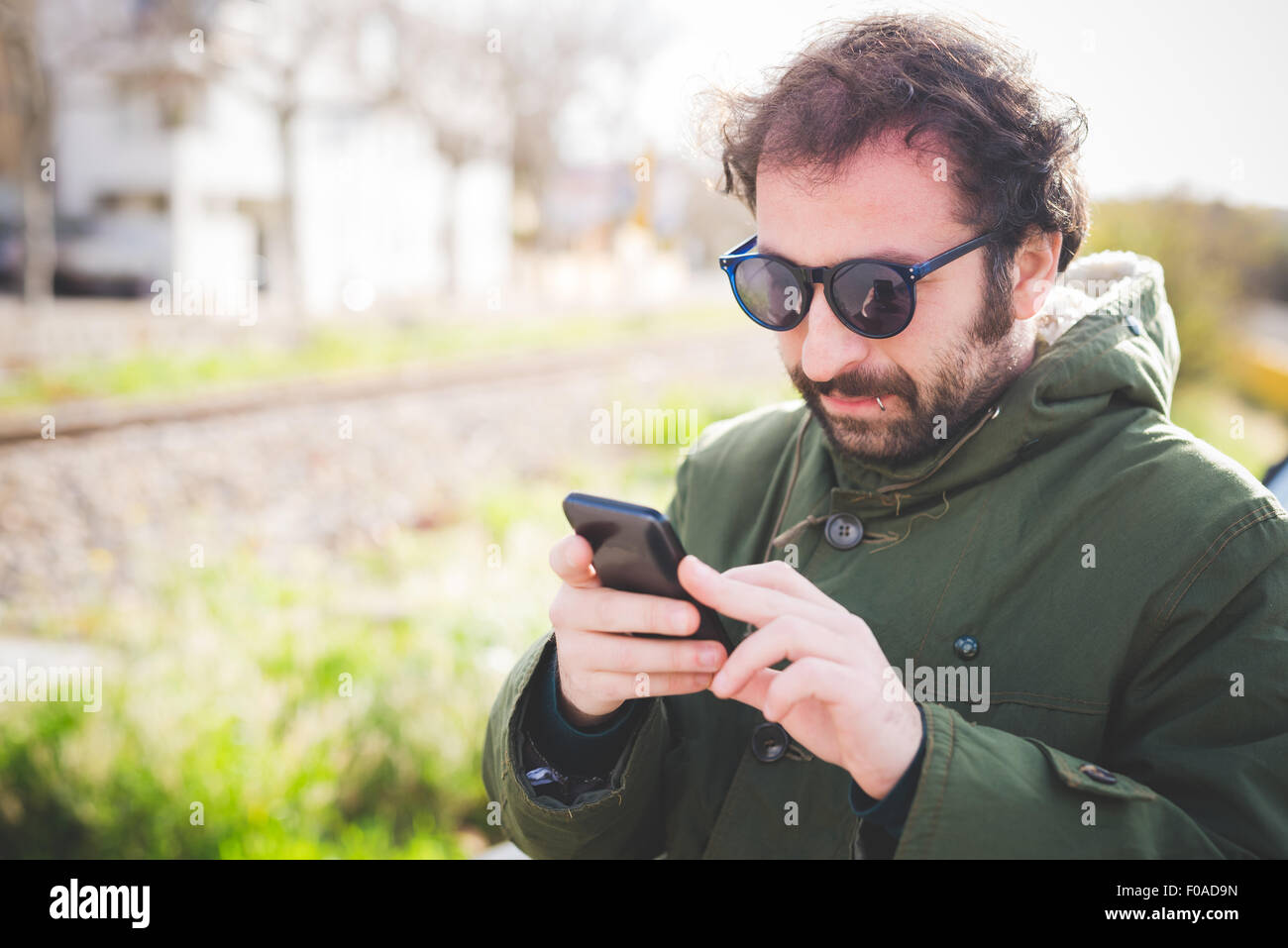 Metà uomo adulto texting sullo smartphone Foto Stock