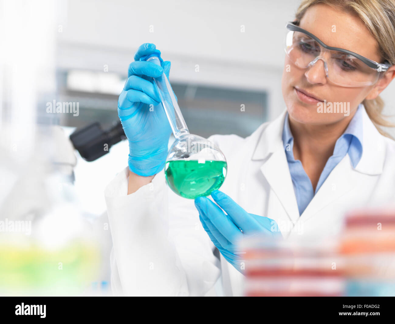 Visualizzazione dello scienziato esperimento chimico in un laboratorio Foto Stock