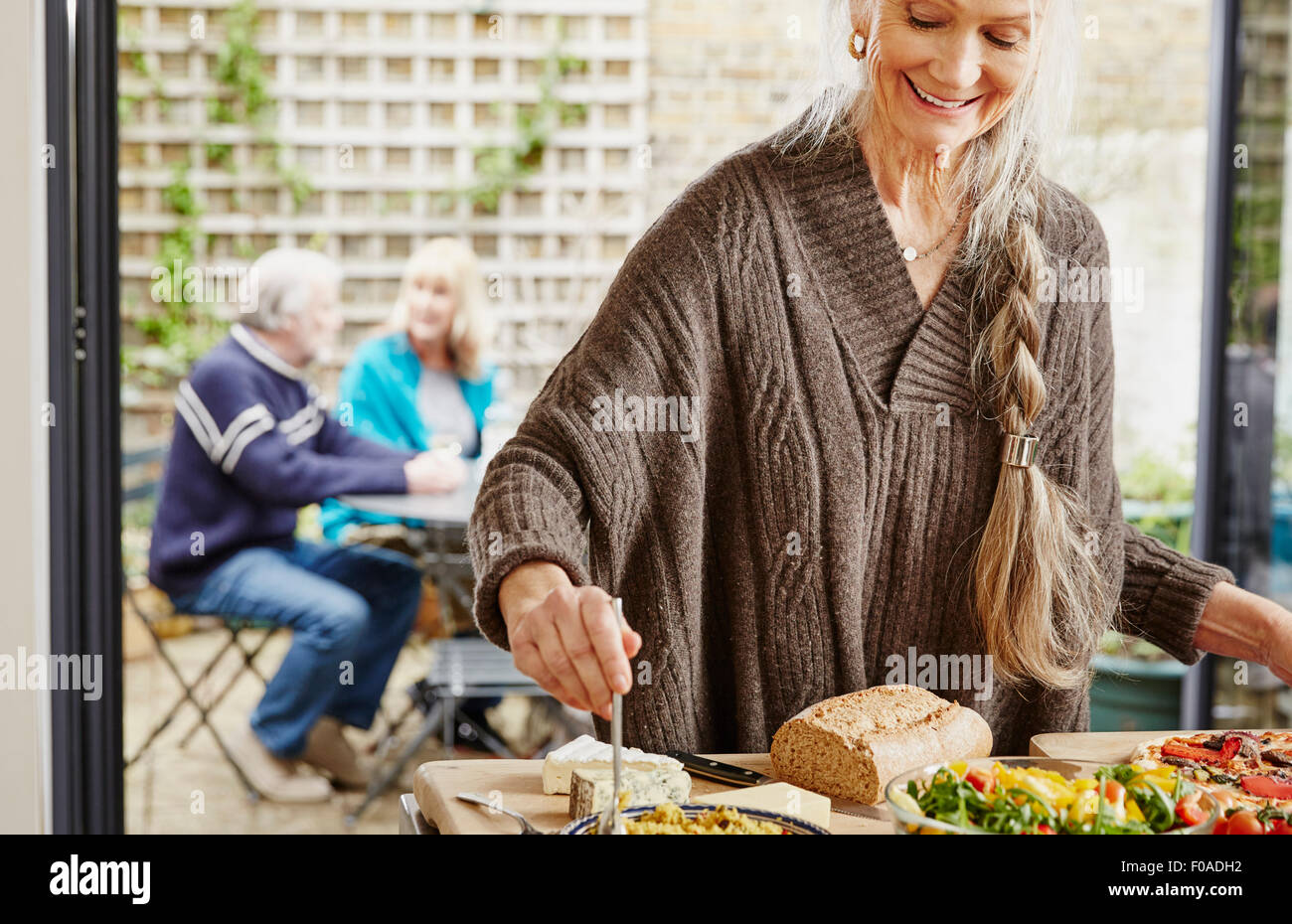 Senior donna la preparazione di alimenti Foto Stock