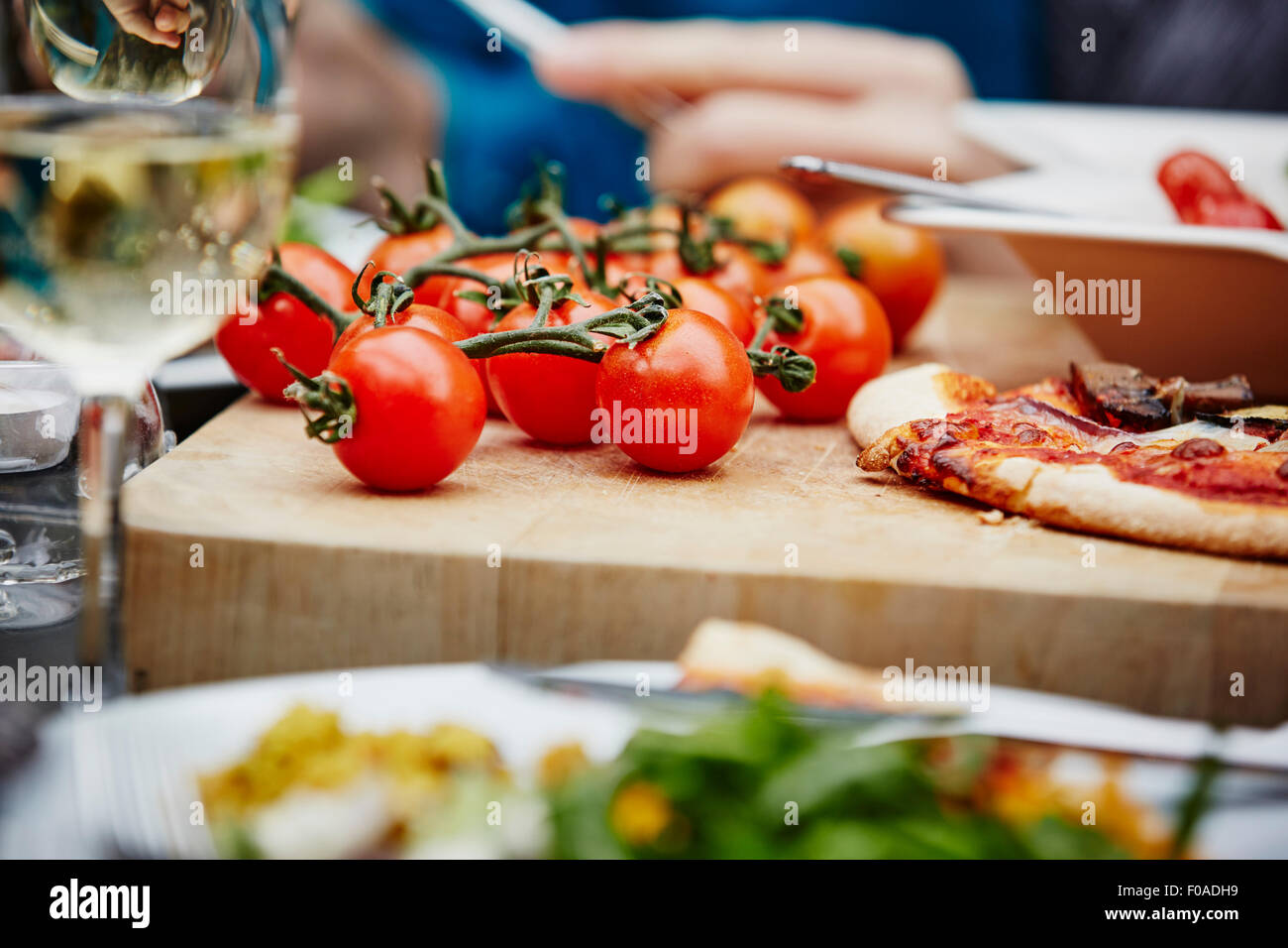 Vitigno freschi pomodori sul tagliere, close up Foto Stock
