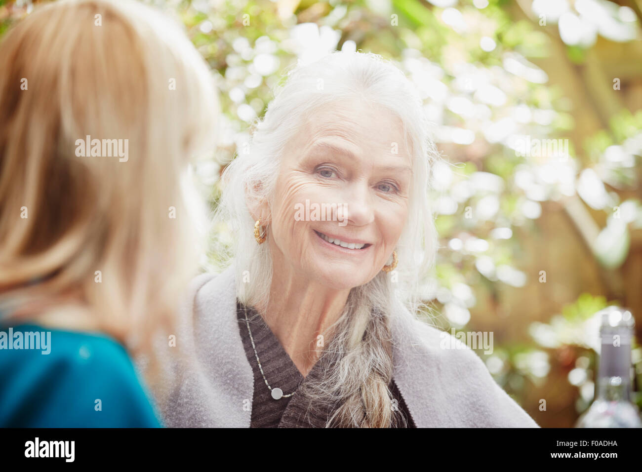 Senior donna con capelli grigi in giardino, ritratto Foto Stock