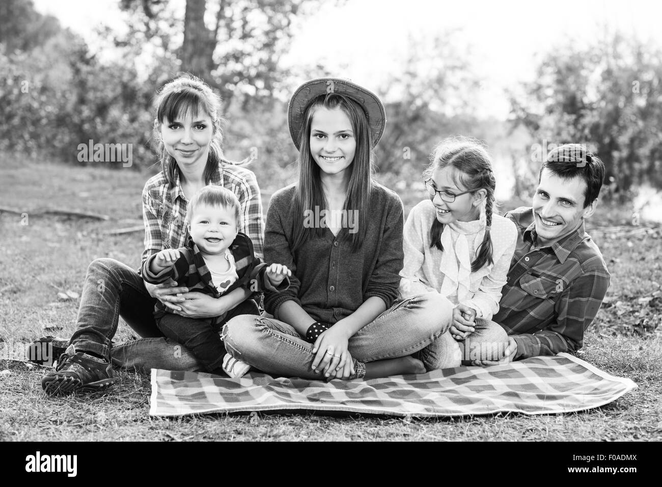 La famiglia felice all'aperto Foto Stock