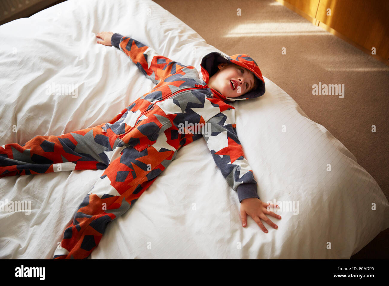 Giovane ragazzo disteso sul letto Foto Stock