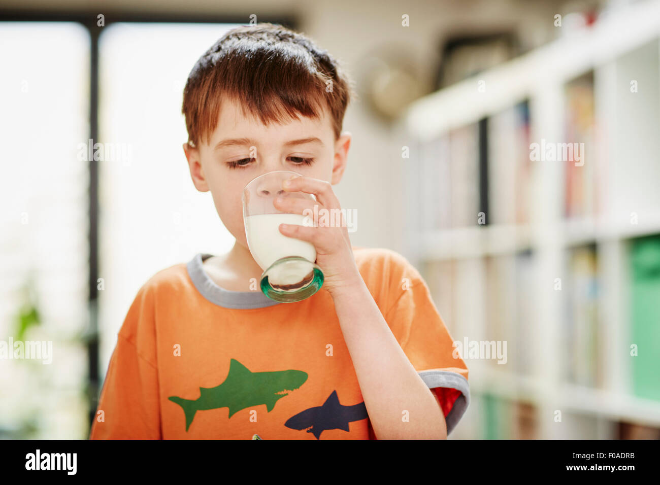 Ragazzo di bere un bicchiere di latte Foto Stock