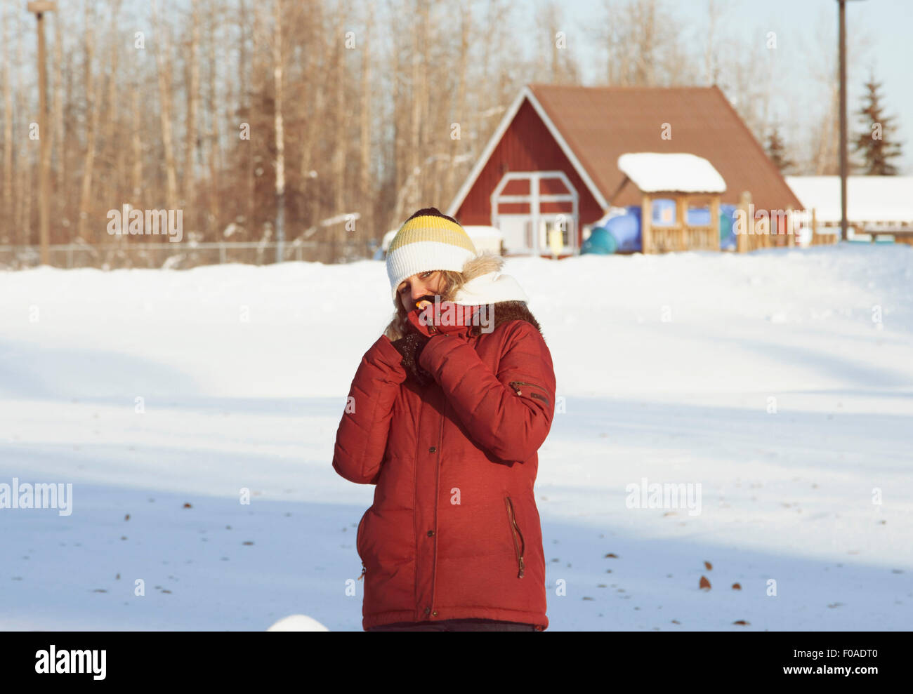 Giovane donna indossa cappotto invernale sulla neve Foto Stock