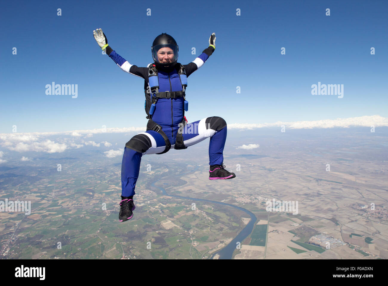 Freeflying paracadutista in cielo blu Foto Stock