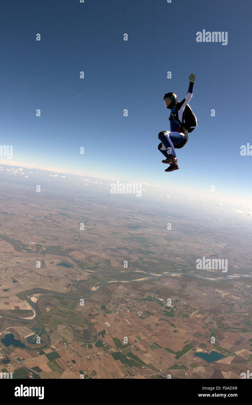 Freeflying paracadutista in cielo blu Foto Stock