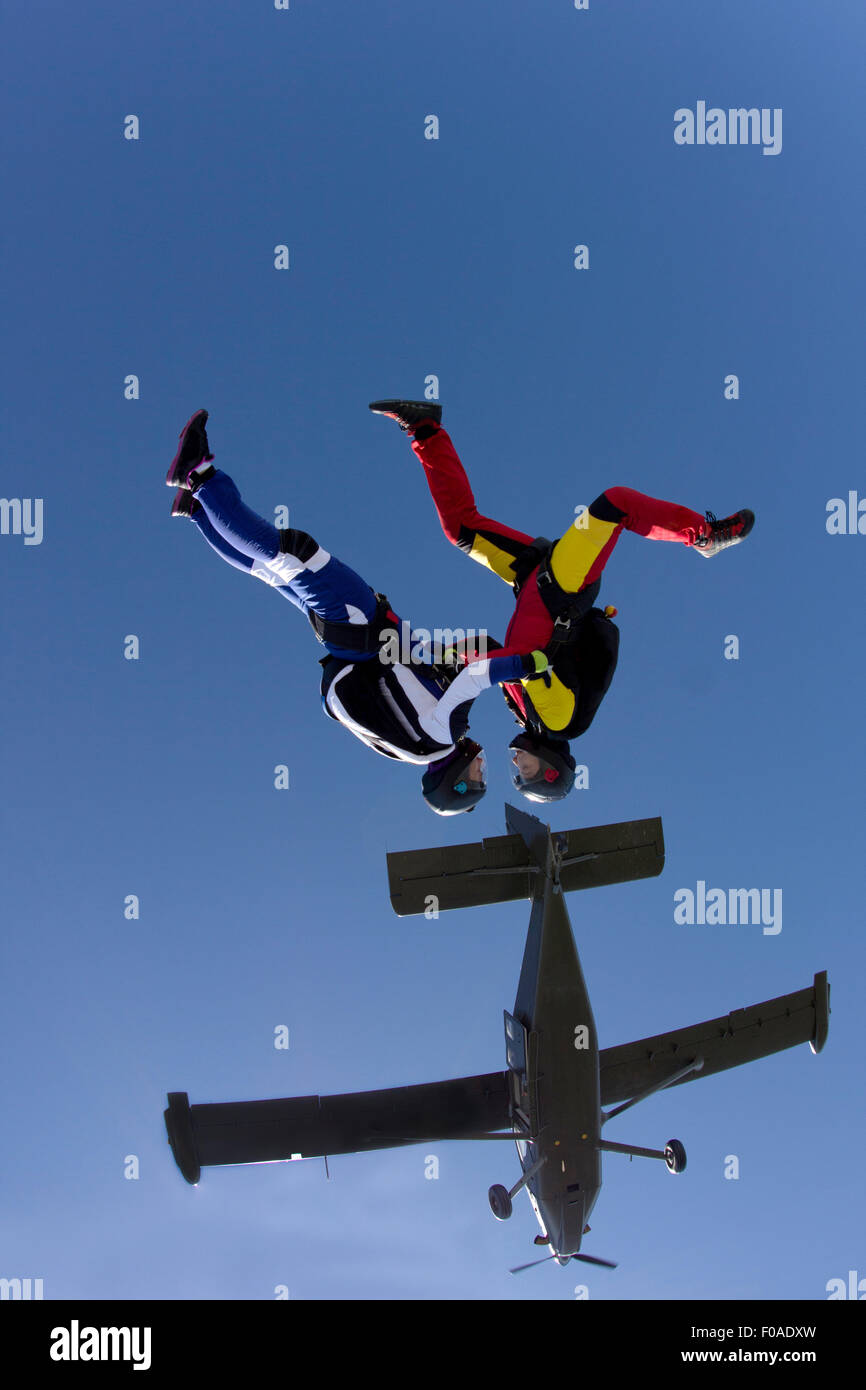 Freeflying skydivers nel cielo blu Foto Stock