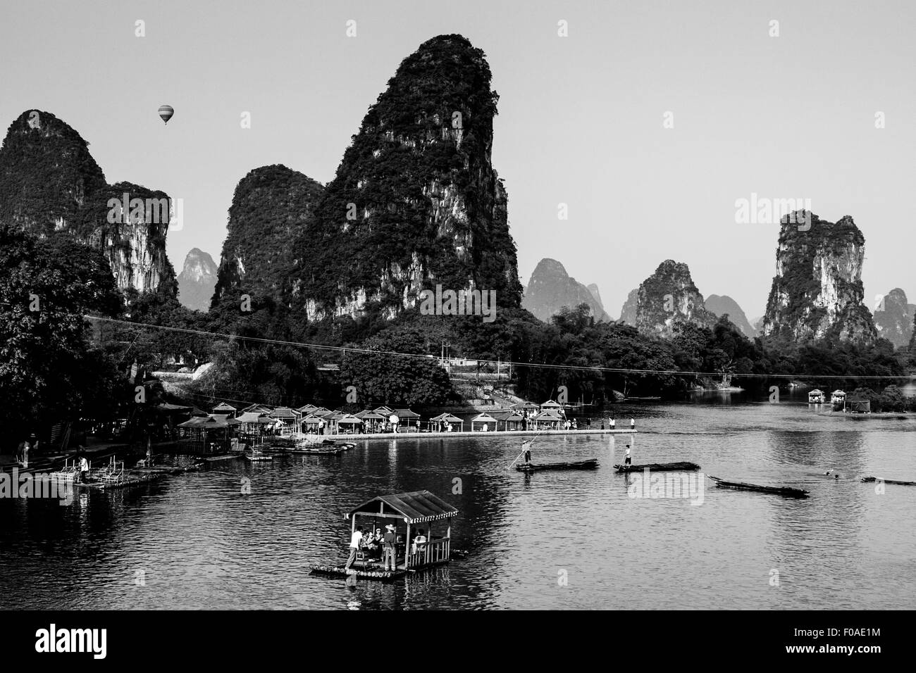 Il Fiume Li e calcare Paesaggio carsico, Yangshuo, provincia di Guangxi, Cina Foto Stock