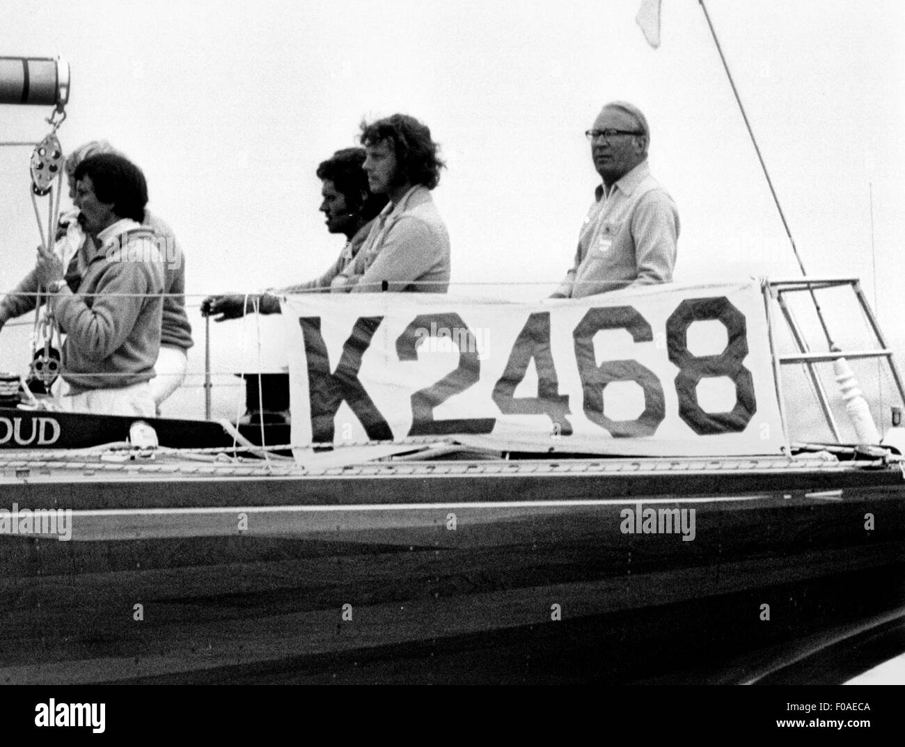 AJAXNETPHOTO - 1973. COWES, Inghilterra. - TED HEATH al volante del suo yacht nube del mattino III. Foto:JONATHAN EASTLAND/AJAX REF:HEATH 1973 Foto Stock