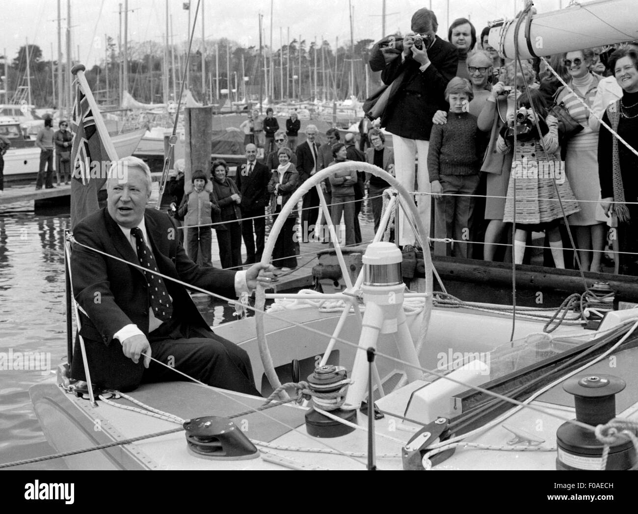 AJAXNETPHOTO - 1 MAGGIO 1977. SWANWICK, INGHILTERRA. - TED HEATH SULLA SUA NUOVA NUVOLA MATTUTINA DOPO CHE È STATA LANCIATA AL CANTIERE DI A.H. MOODY, SWANWICK. FOTO:ROLAND GLASS/AJAX RIF:HDD:()YA MORNING CLOUD 1977 Foto Stock