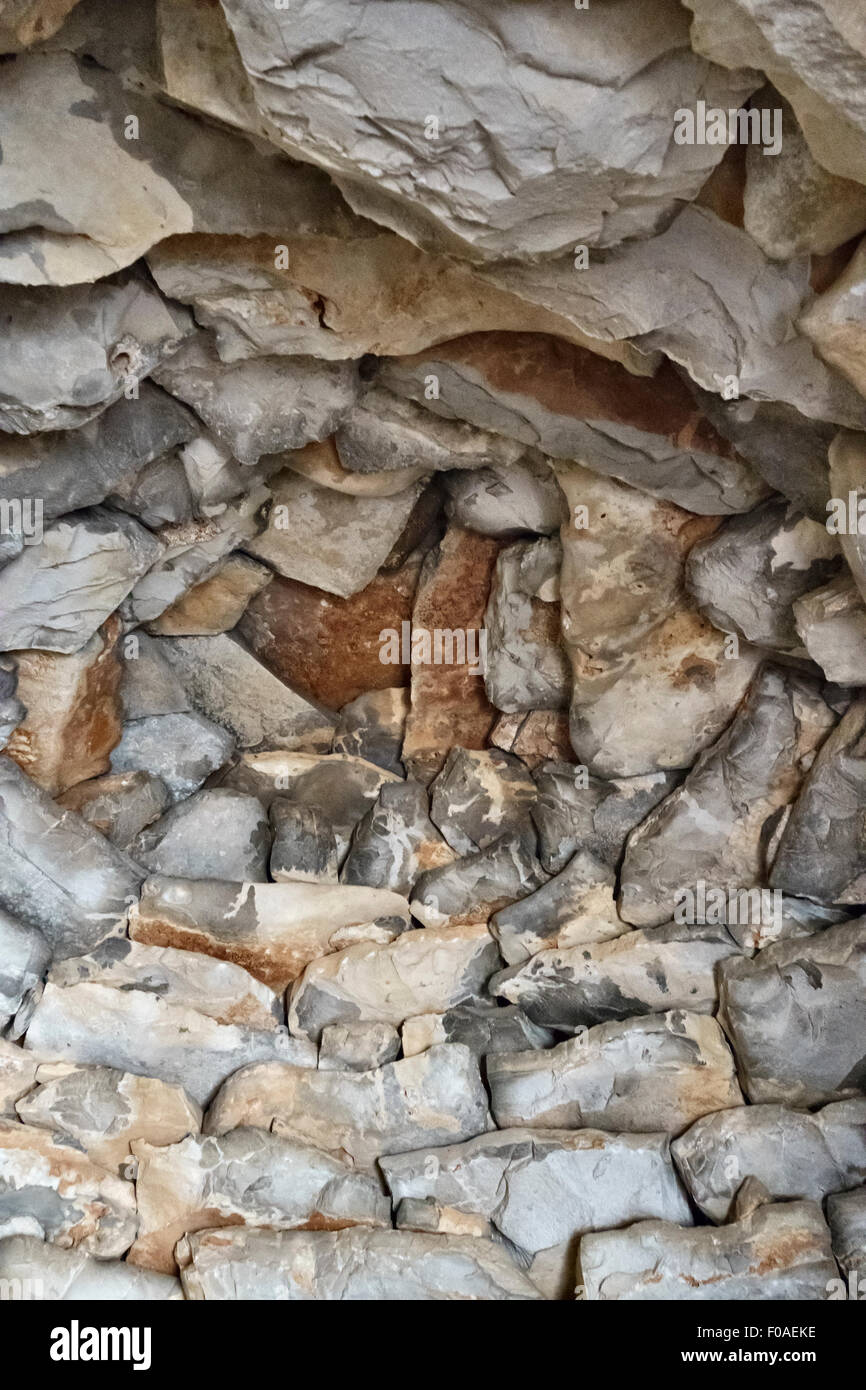 Istria, Croazia. Un kazun (kažun), un tradizionale in pietra a secco di pietra circolare edificio utilizzato come un pastore il rifugio - tetto interno Foto Stock