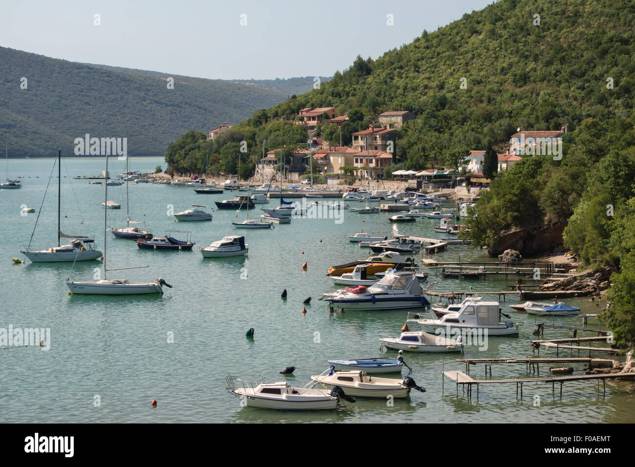 Trget, Istria, Croazia. Un tranquillo e piccolo porto che si trova sulla costa orientale della penisola istriana Foto Stock