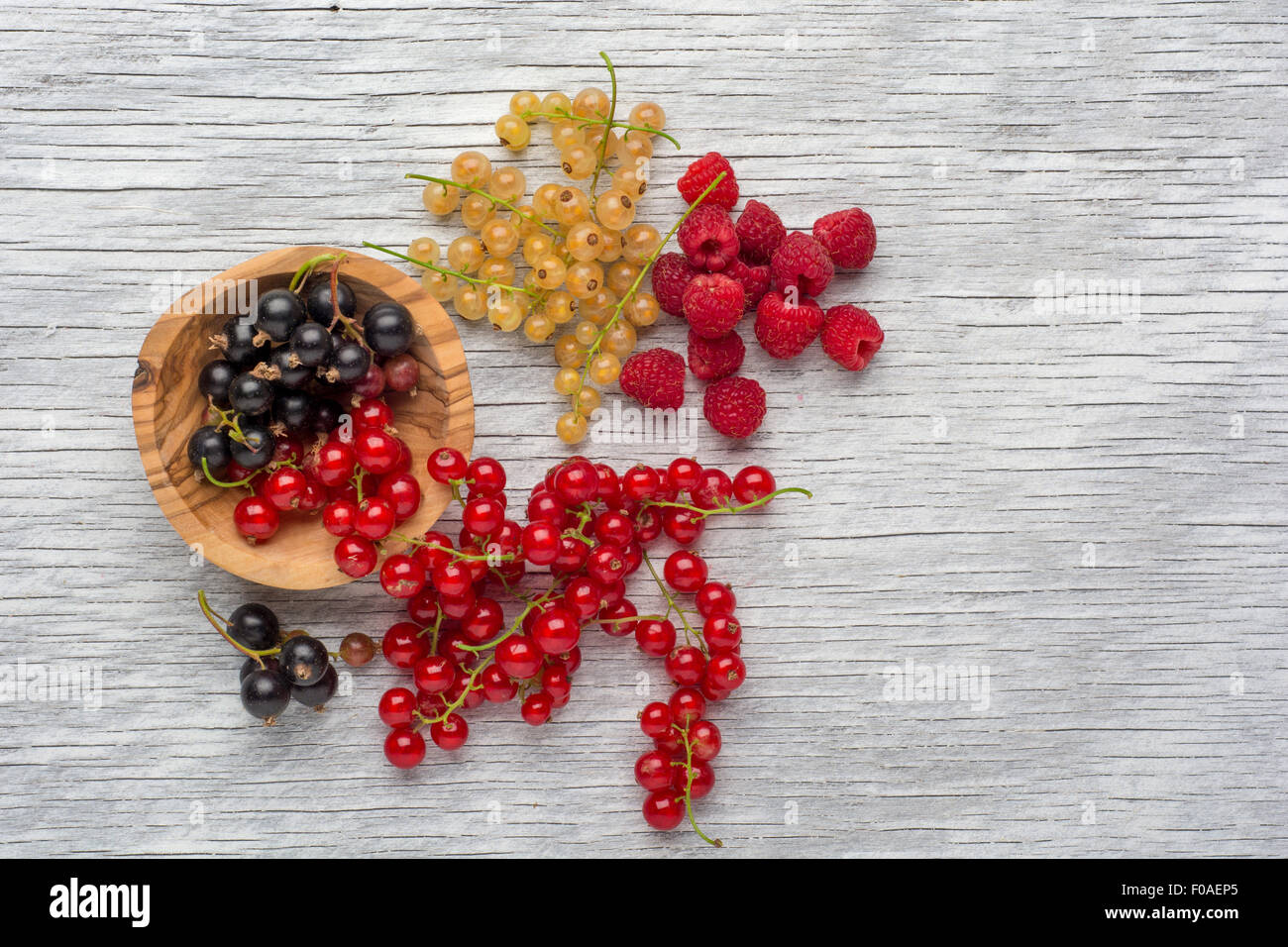Frutti di bosco in una ciotola. Ribes rosso, ribes nero. Foto macro di bacche. Foto Stock