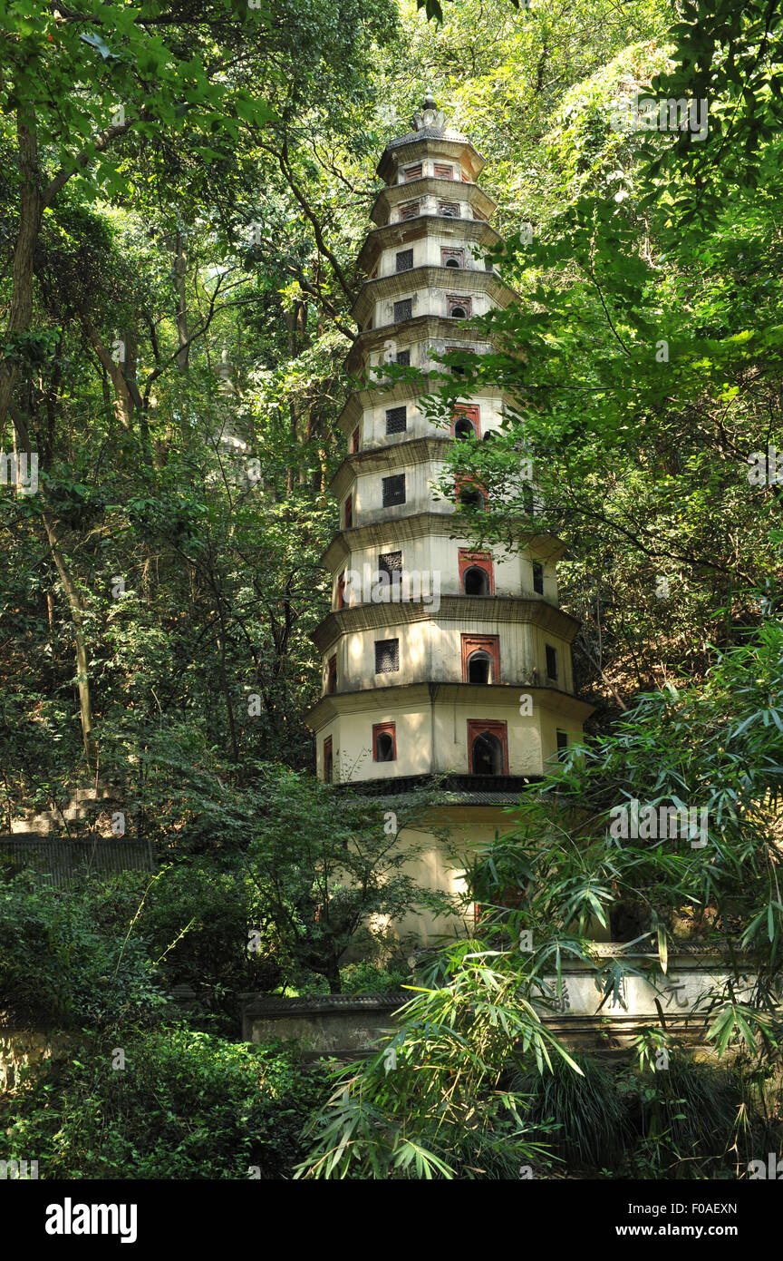 Pagoda in montagna, circondato da alberi, Hangzhou, Cina Foto Stock