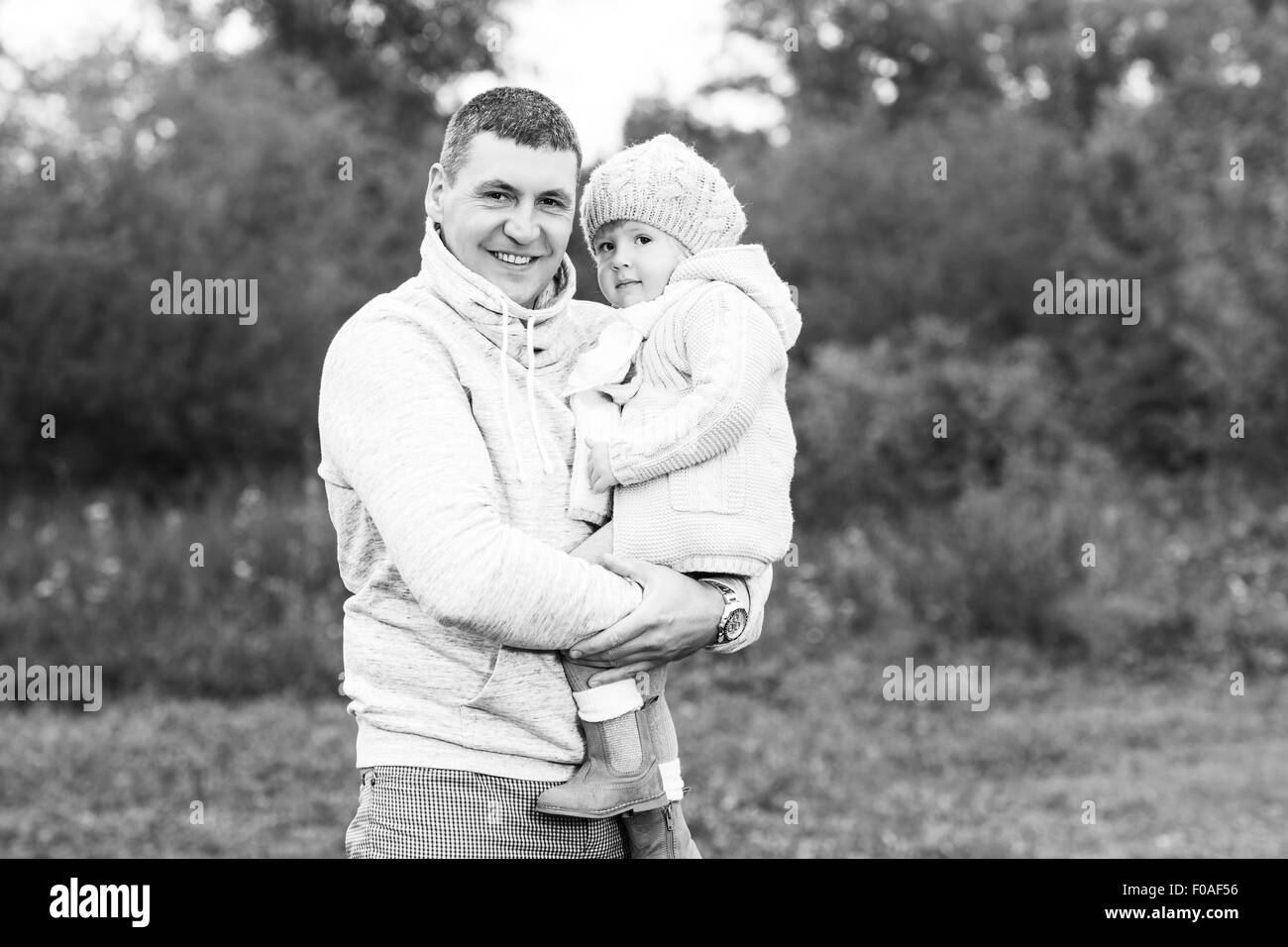 Felice giovane padre tenendo la sua piccola figlia Foto Stock