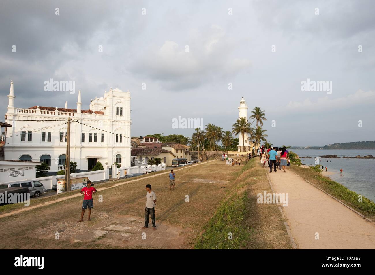 Vista della Moschea Meera e Lighthouse vicino a India Oceano in Sri Lanka Foto Stock