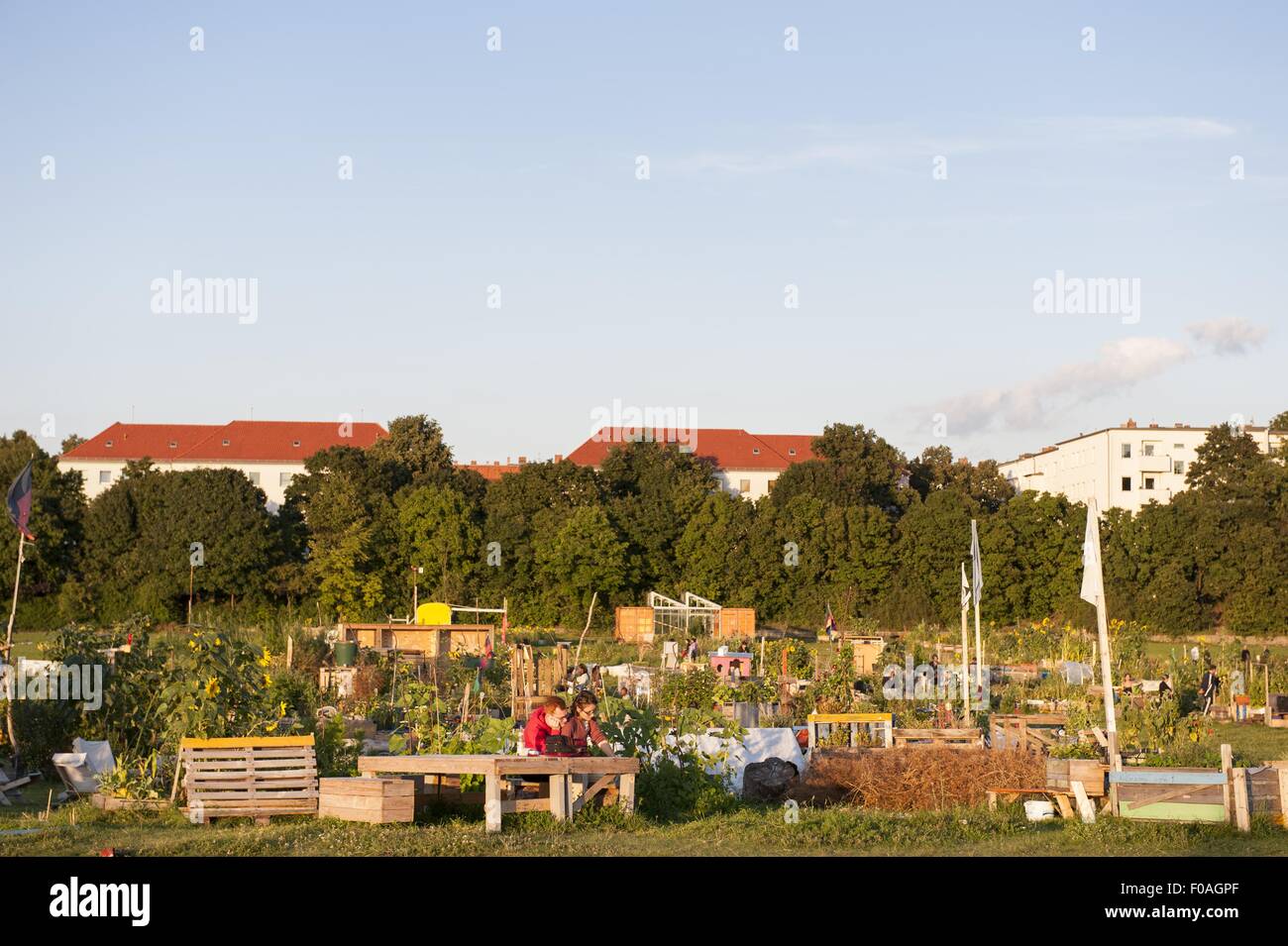 Persone in giardino di Tempelhof di Berlino, Germania Foto Stock