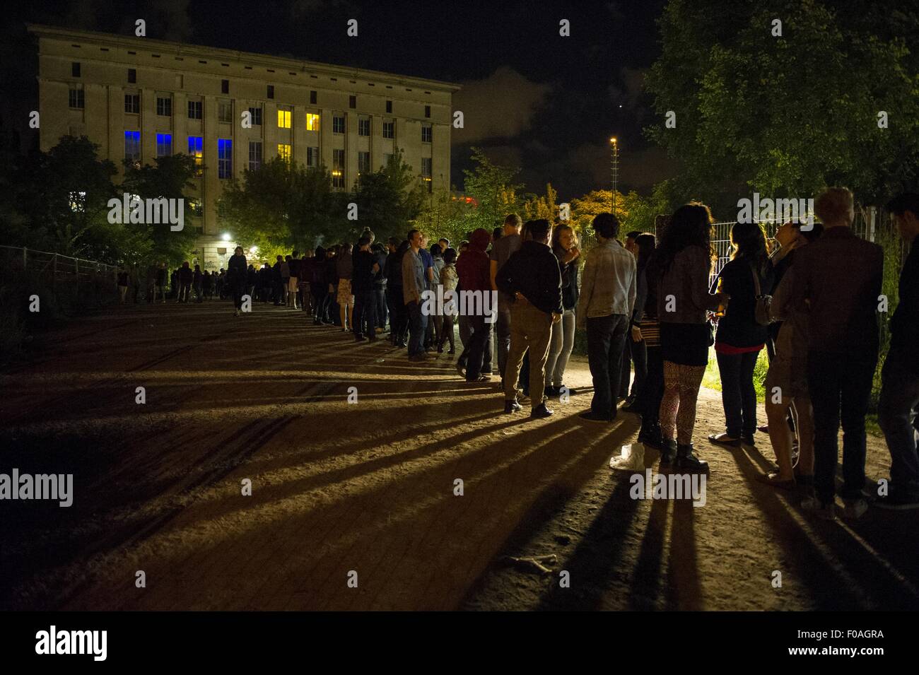 Persone in piedi all'ingresso del night club di Friedrichshain di Berlino, Germania Foto Stock