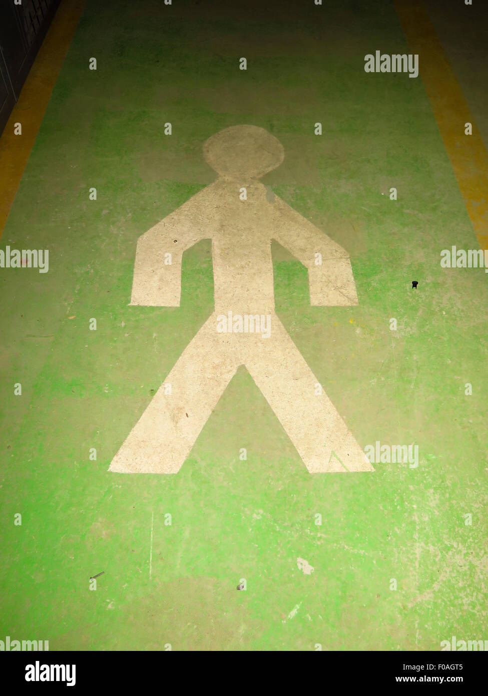 Dipinto di uomo figura sul pavimento in calcestruzzo Foto Stock
