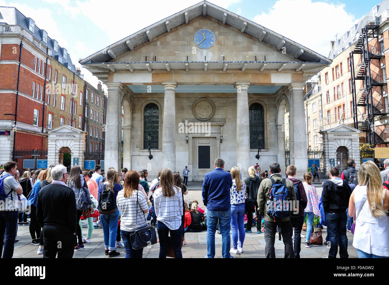 Guardare la folla intrattenitori di mercato di Covent Garden, Covent Garden, la City of Westminster, Londra, Inghilterra, Regno Unito Foto Stock