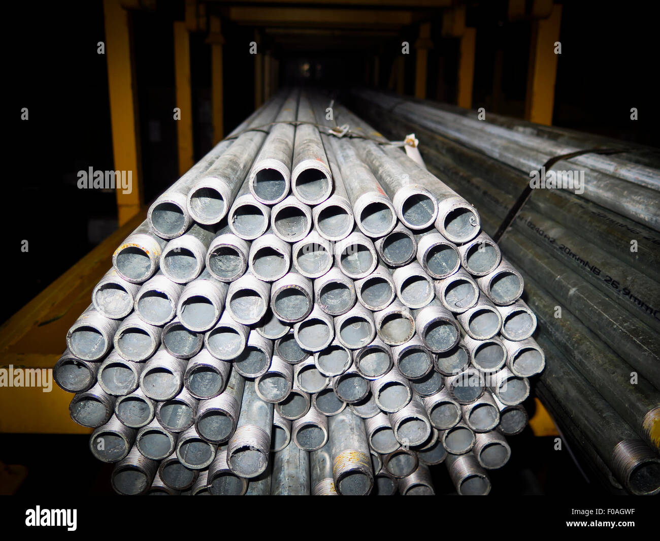 Abstract una vista di estremità della pila di tubi metallici Foto Stock