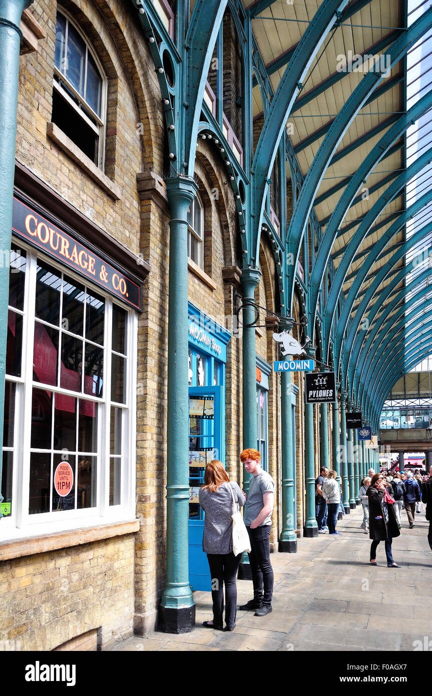 Il Neo-classico interno del mercato di Covent Garden, Covent Garden, la City of Westminster, Londra, Inghilterra, Regno Unito Foto Stock