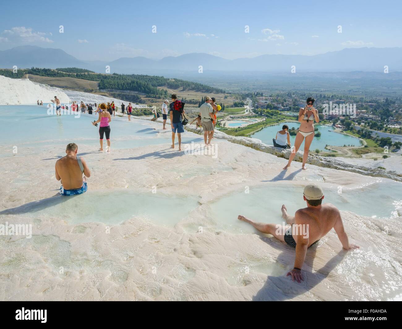 I turisti a terrazze di agglomerato in Pamukkale, Turchia Foto Stock