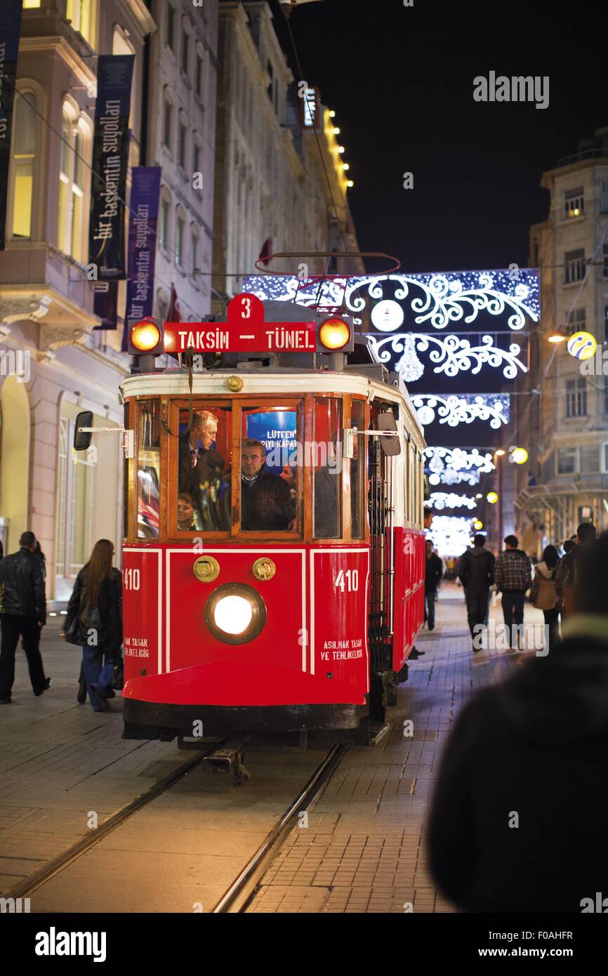 Tram Nostalgico sulla Istaklal street di Beyoglu, Istanbul, Turchia Foto Stock