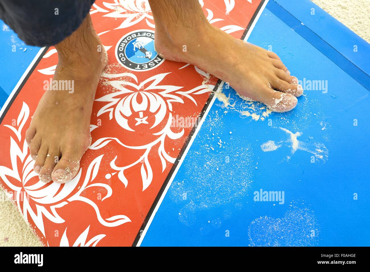 Close-up di uomo con i piedi sul surf board di Dhigufinolhu island, Maldive Foto Stock