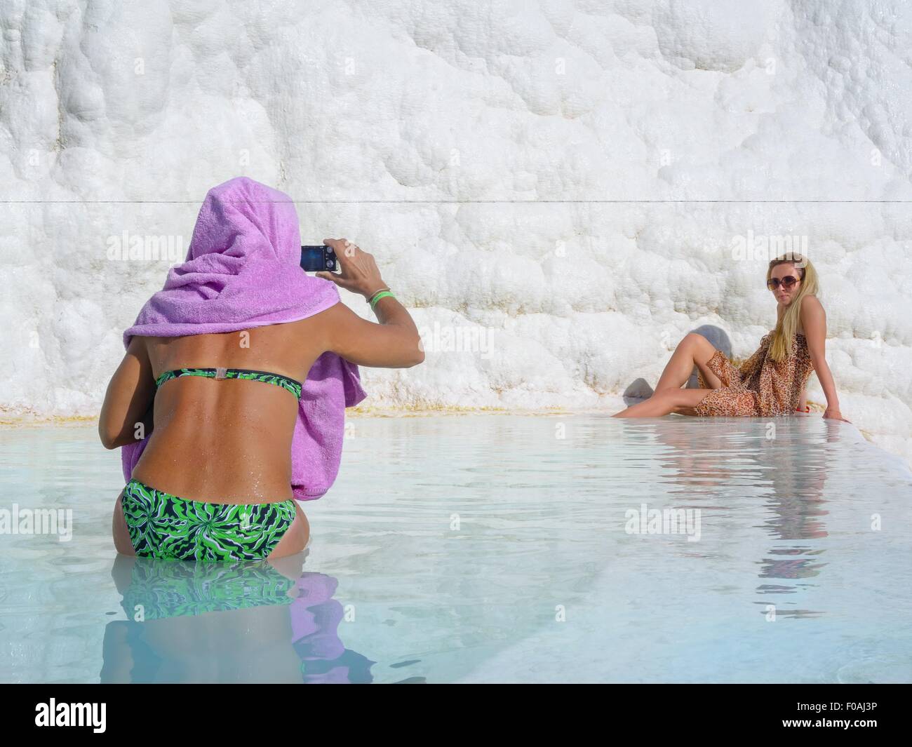 I turisti a terrazze di agglomerato in Pamukkale, Turchia Foto Stock