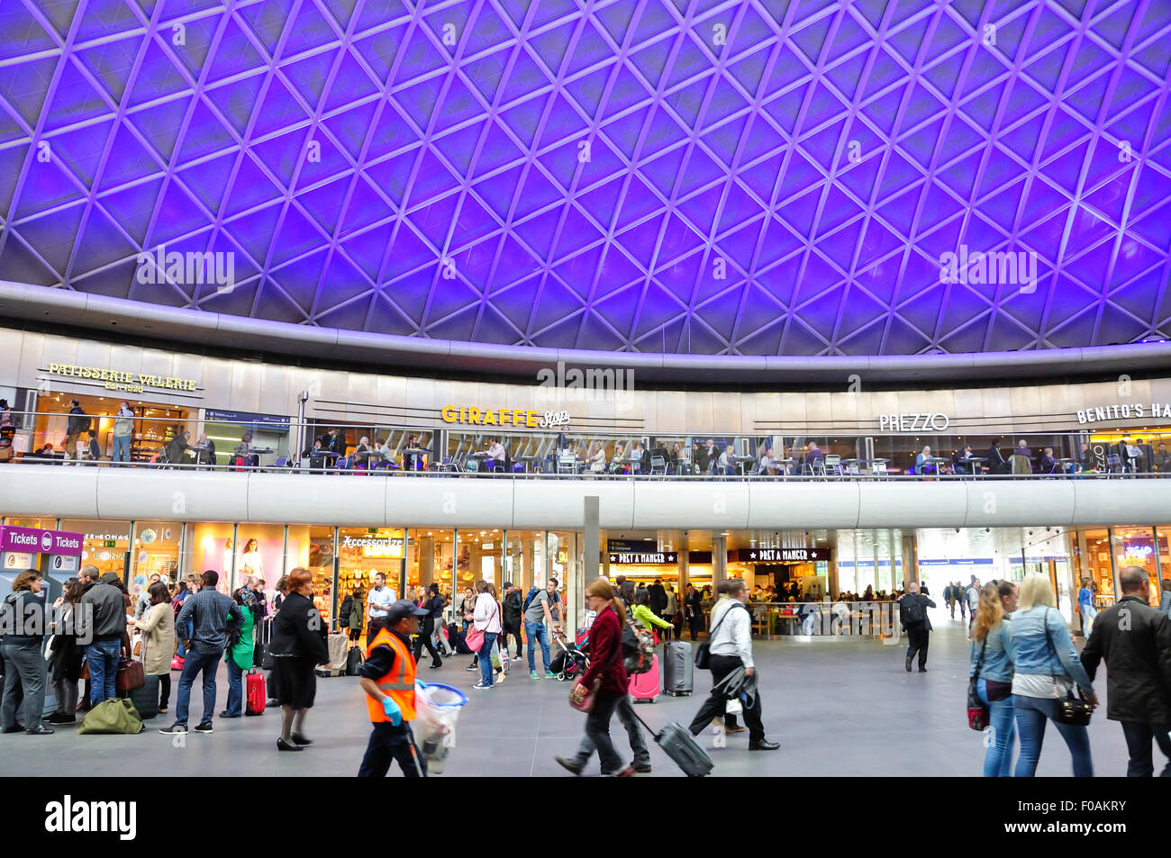 Interno di Londra dalla stazione ferroviaria di King's Cross, King's Cross London Borough of Camden, London, England, Regno Unito Foto Stock