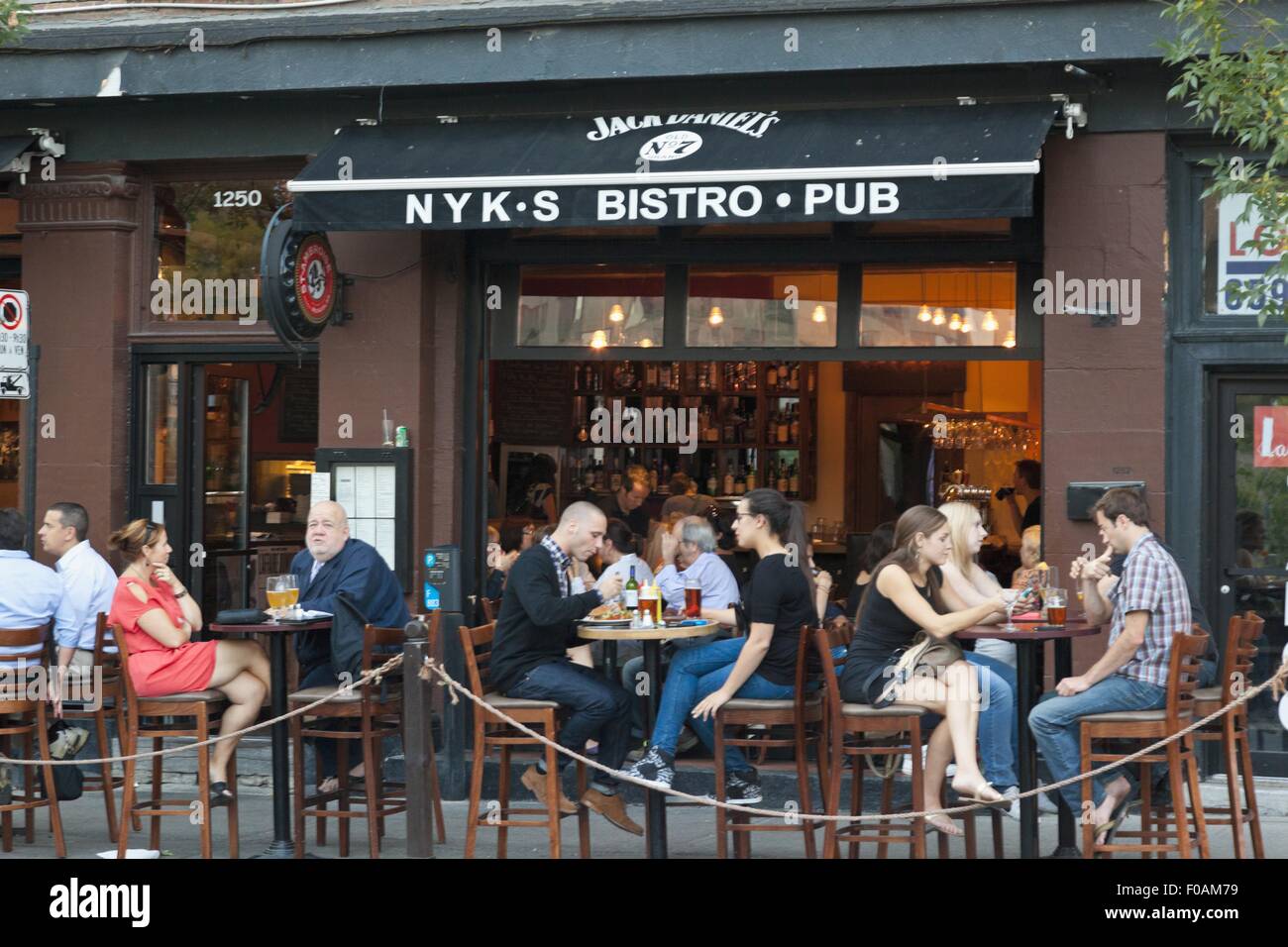 Persone sedute di fronte NYKS Bistrò e Pub, Montreal, Canada Foto Stock