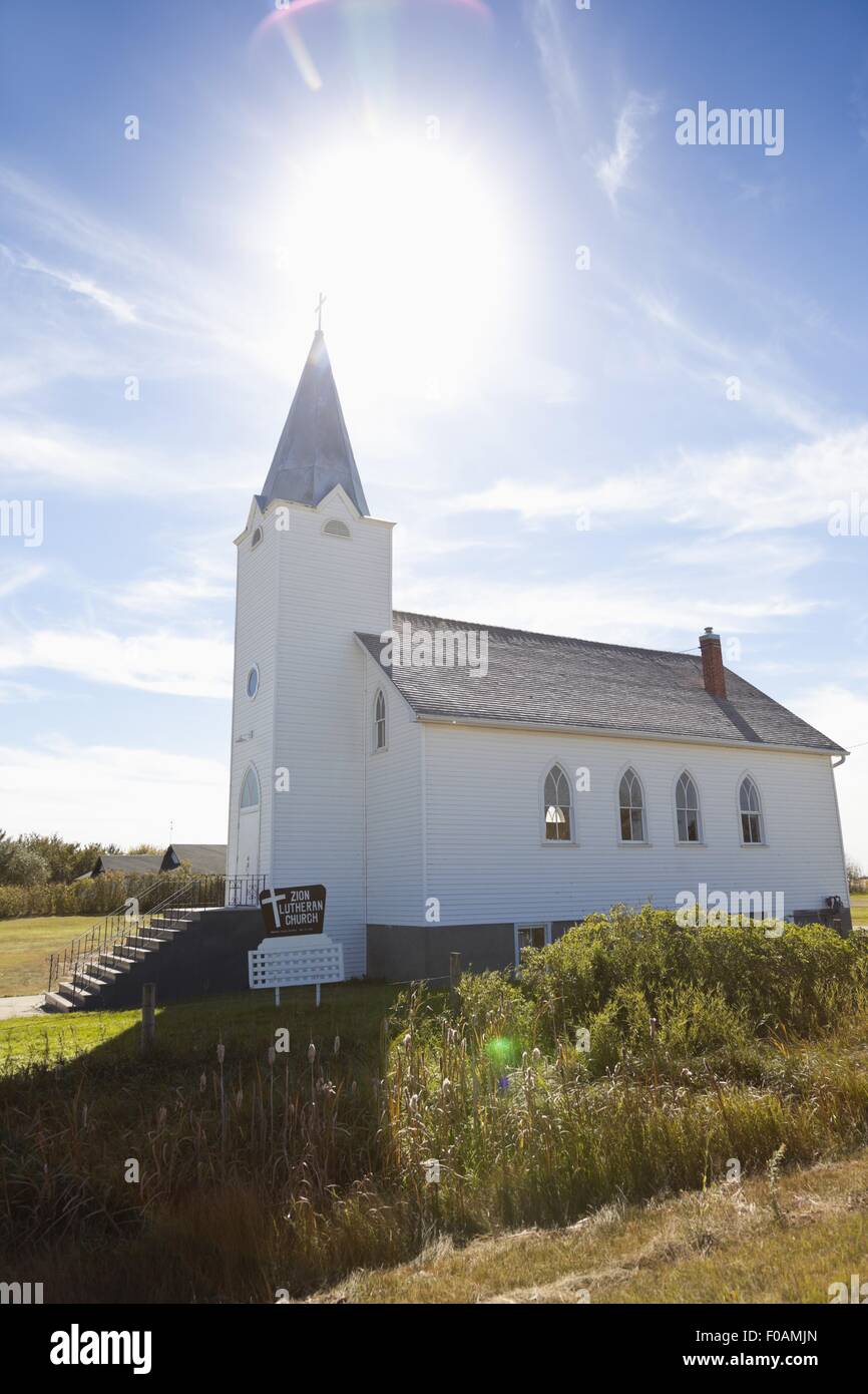 Vista della chiesa bianca lungo l'autostrada 731, Saskatchewan, Canada Foto Stock