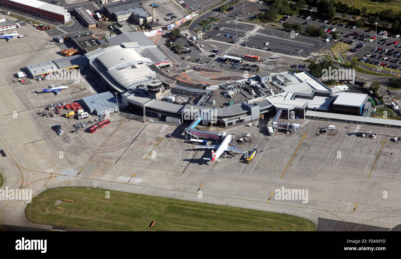 Vista aerea dell'aeroporto di Leeds Bradford LBA edificio terminal, West Yorkshire, Regno Unito Foto Stock