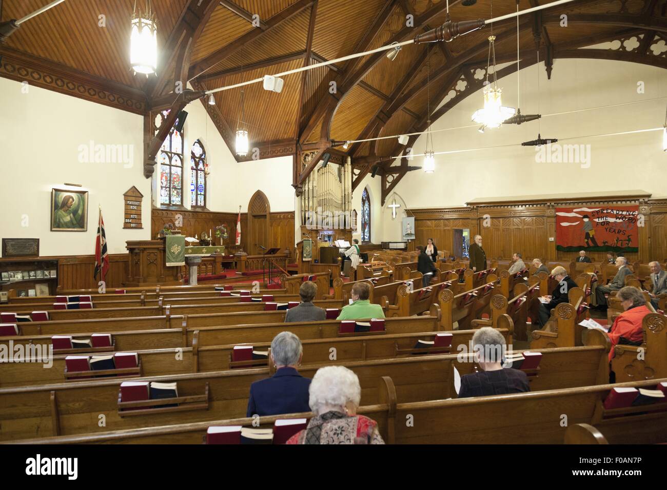 Persone in preghiera a Sion Chiesa Evangelica Luterana, Nova Scotia, Canada Foto Stock