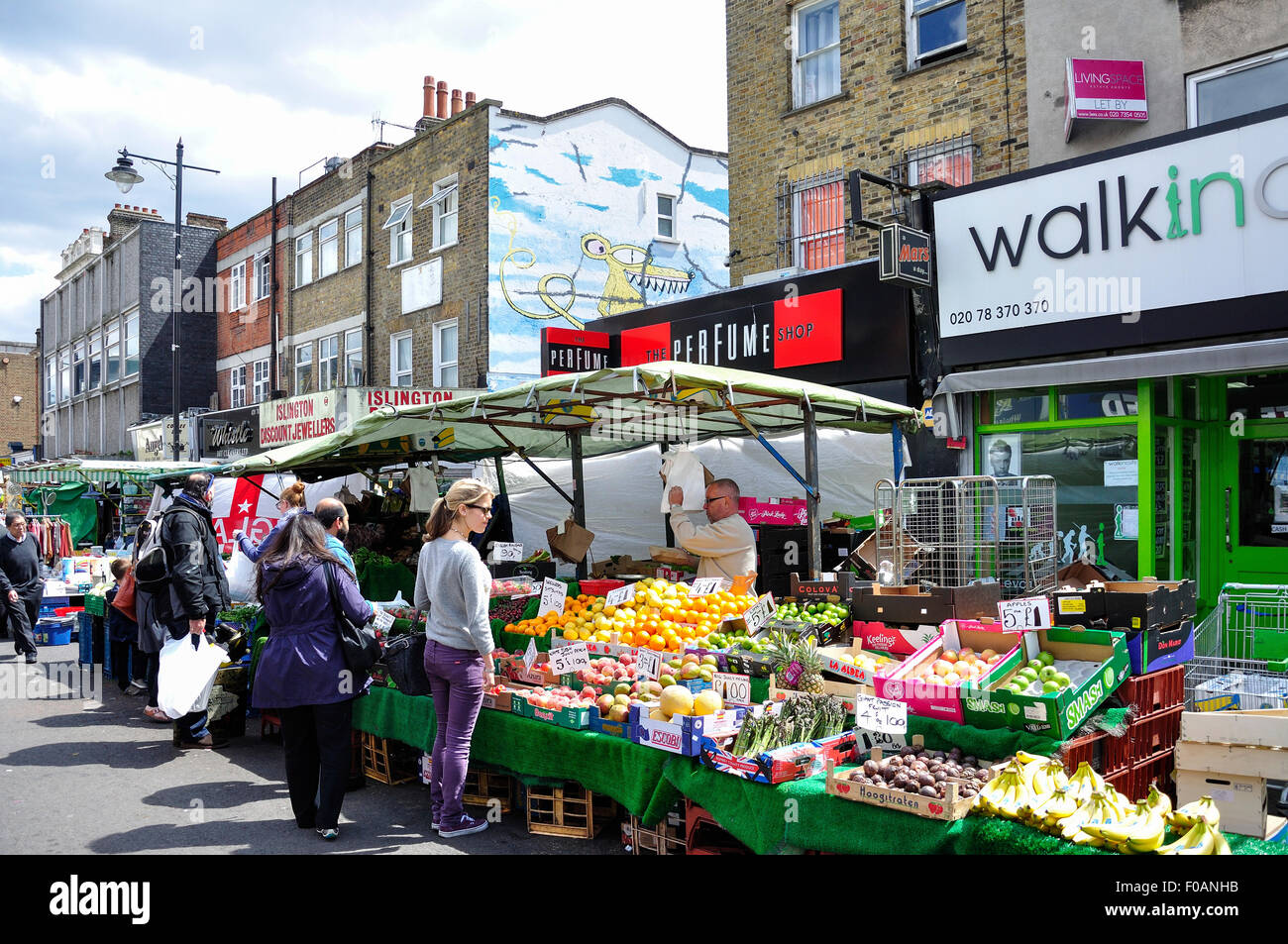 La frutta e la verdura, stallo mercato Cappella, Islington, London Borough di Islington, London, England, Regno Unito Foto Stock