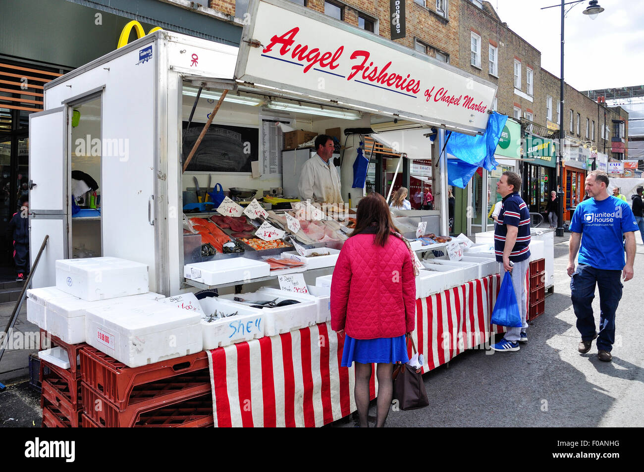Angelo della pesca di stallo di frutti di mare, Cappella Mercato, Islington, London Borough di Islington, London, England, Regno Unito Foto Stock