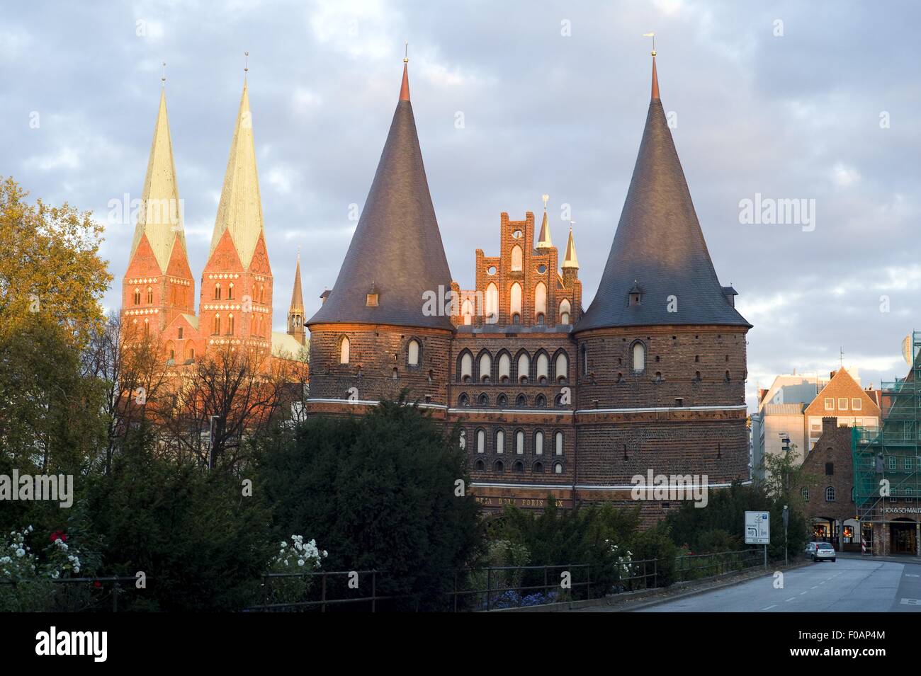 Vista di Lubeck's Holsten vicino alla chiesa di S. Maria a Lubecca, Schleswig Holstein, Germania Foto Stock