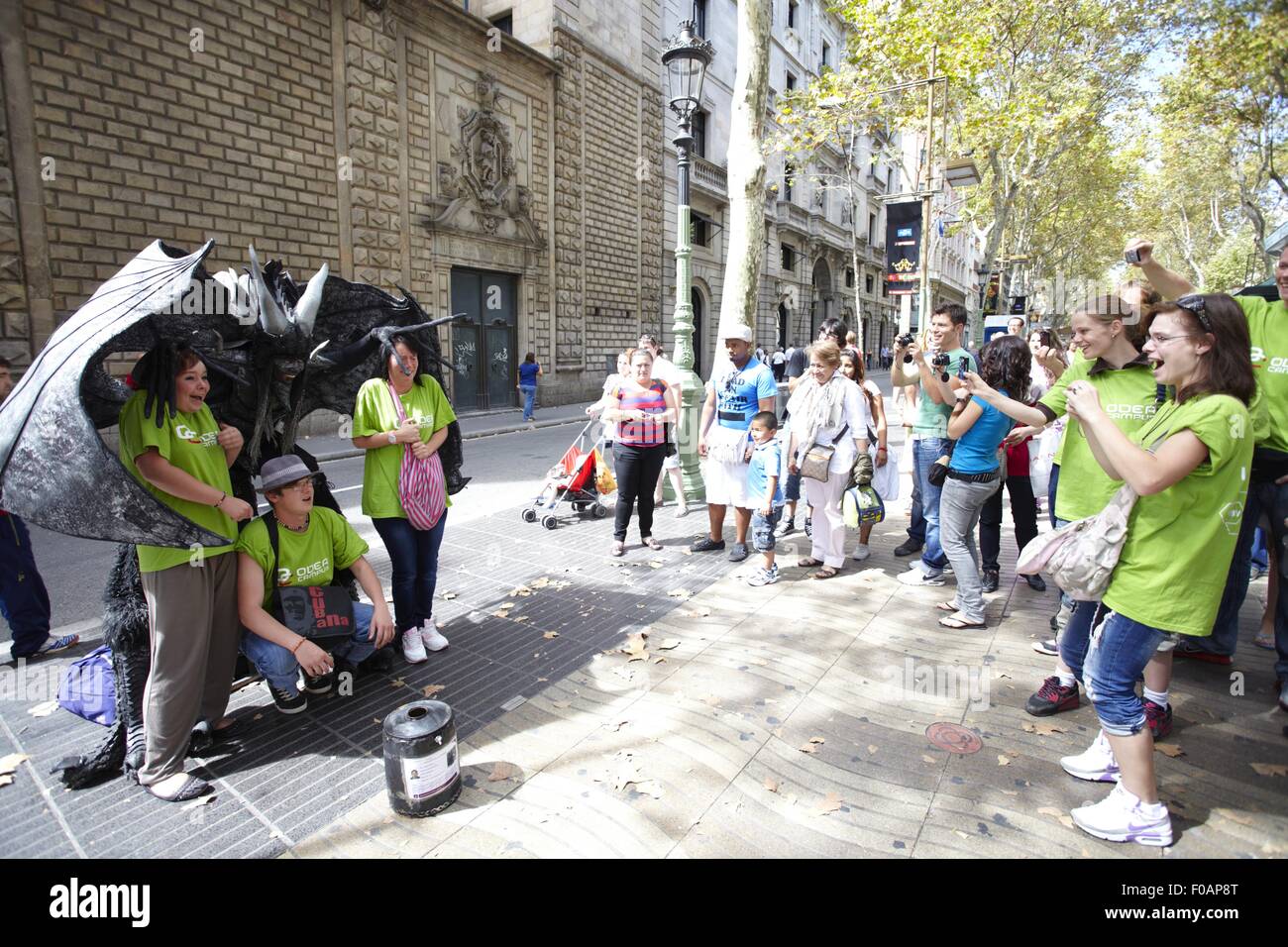 Artista mentre la gente guarda a La Rambla, Las Ramblas di Barcellona, Spagna Foto Stock