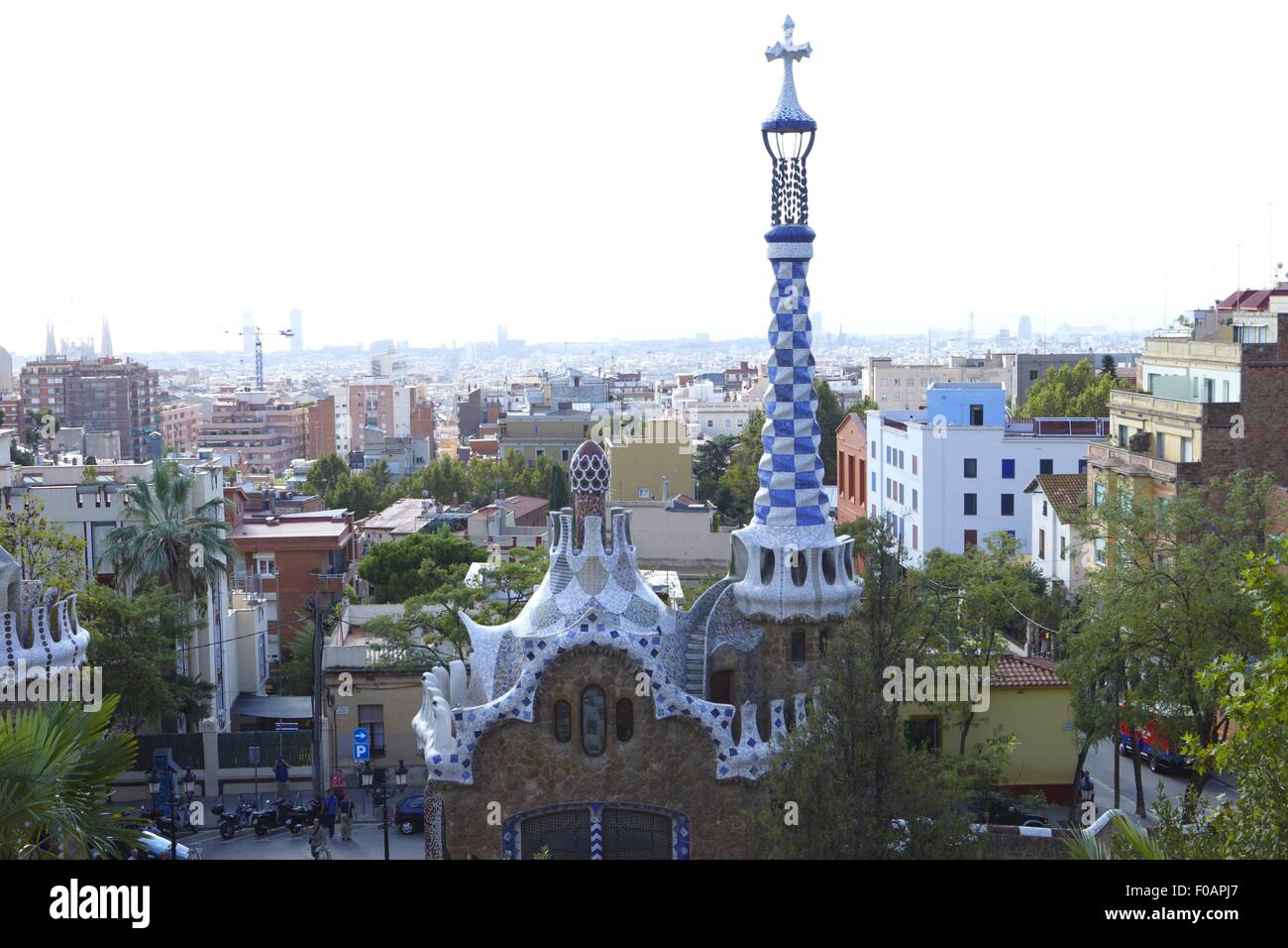 Vista di persone all'entrata del Parco Guell Garden a Barcellona, Spagna Foto Stock