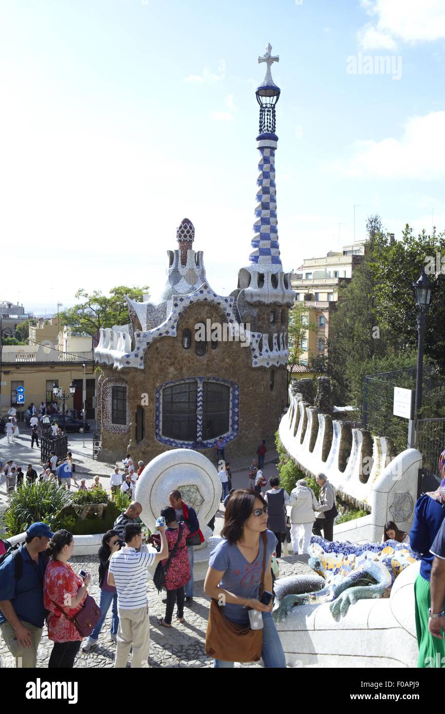 Vista di persone all'entrata del Parco Guell Garden a Barcellona, Spagna Foto Stock