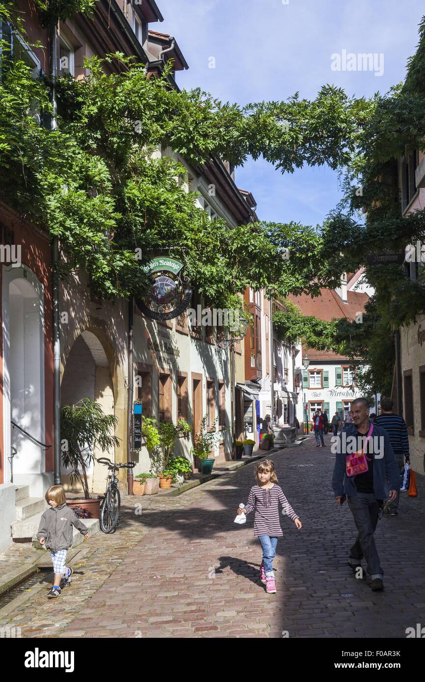 La gente che camminava sul Konvikt Street nella città vecchia, Freiburg, Germania Foto Stock