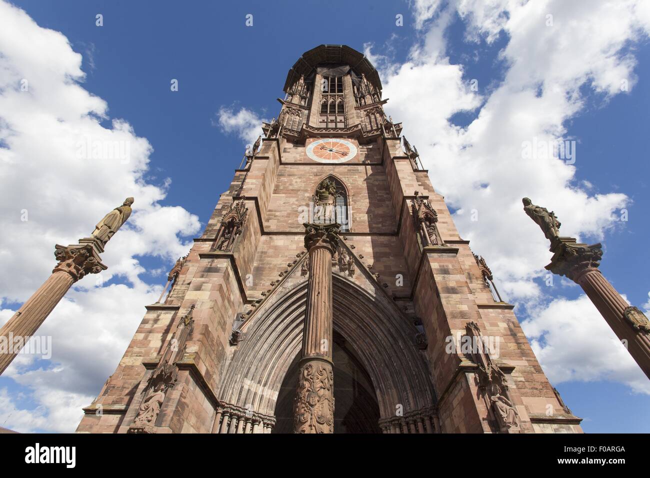 Facciata del Munster di Friburgo, Germania, a basso angolo di visione Foto Stock