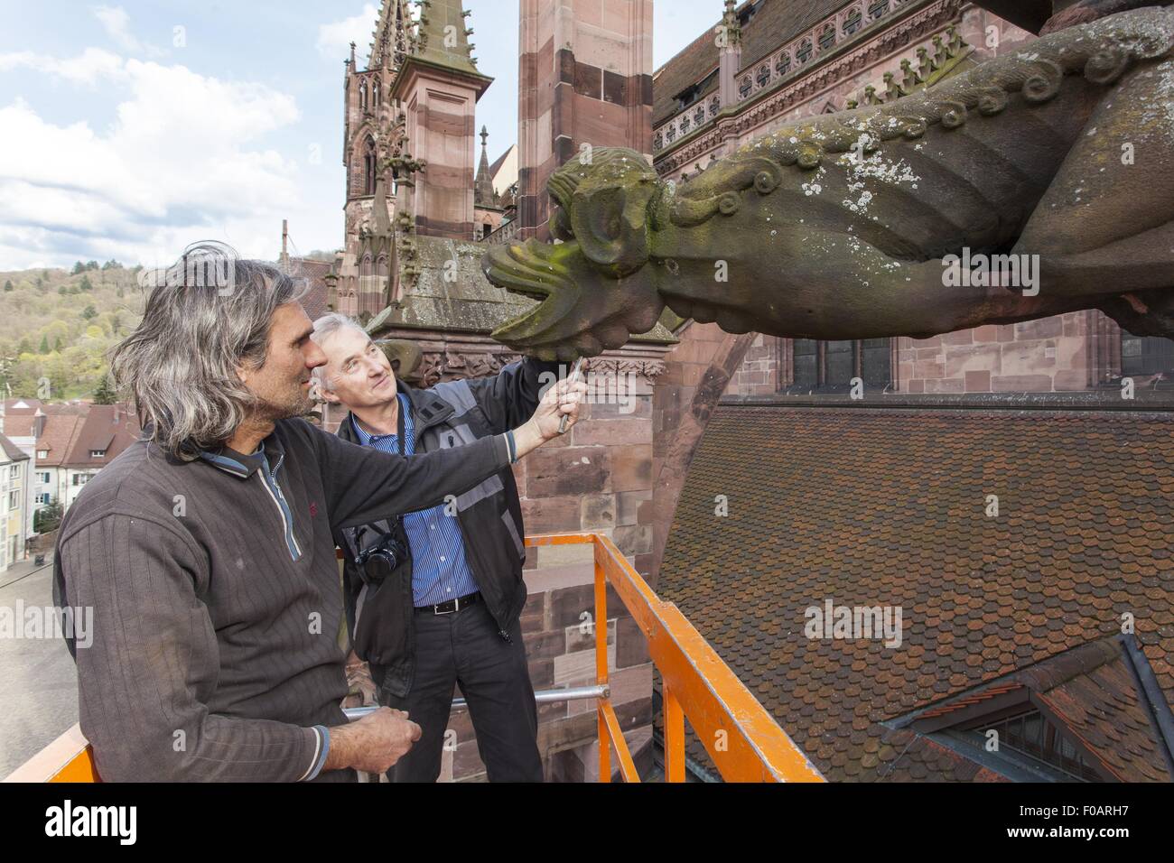 Due uomini in cerca di scultura a Friburgo in Germania Foto Stock