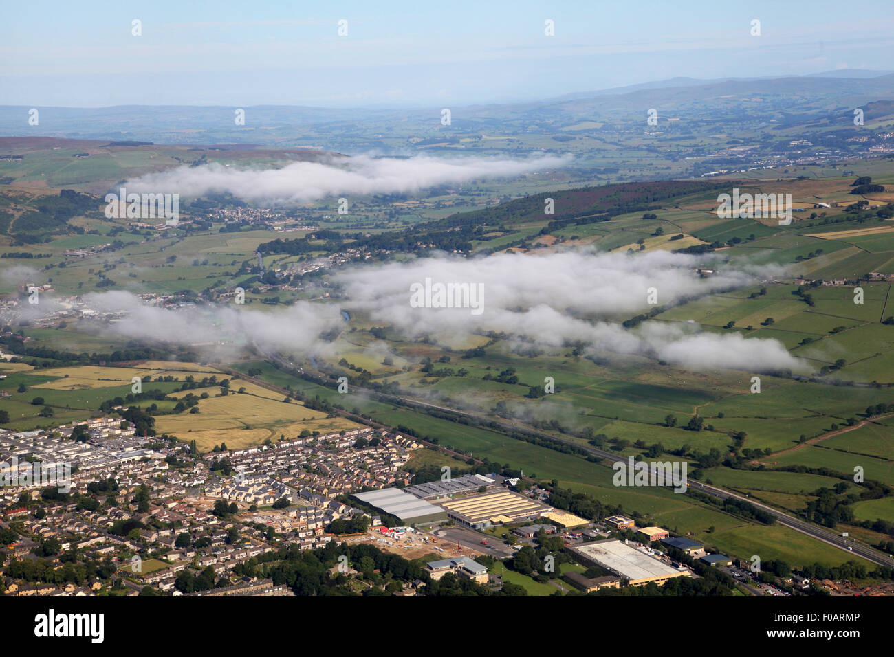 Vista aerea di basse nubi a circa 700 o 800 piedi Foto Stock