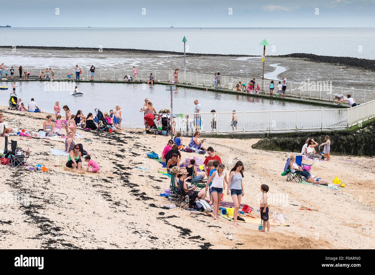 Canvey Island - Famiglie su Concord spiaggia a Canvey Island, Essex. Foto Stock
