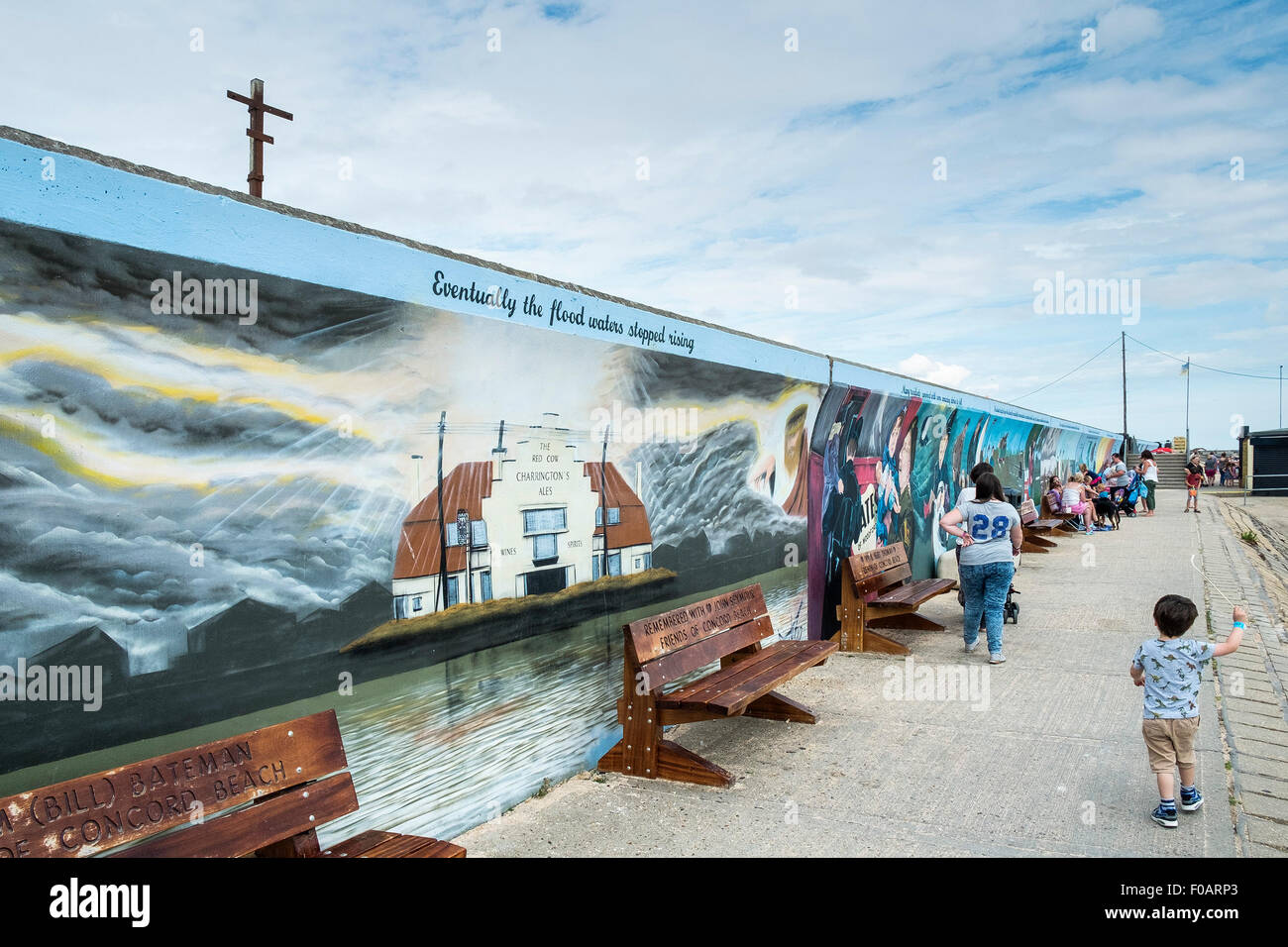 Canvey Island - un murale dipinto sulla parete del mare a Canvey Island, Essex Foto Stock