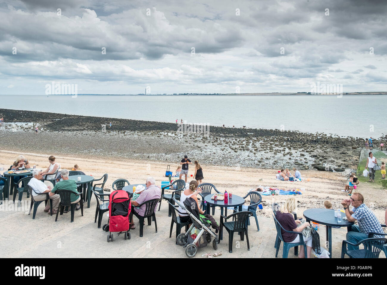 Canvey Island - Le persone in un momento di relax a un cafe su Concord sulla spiaggia di Canvey Island, Essex. Foto Stock